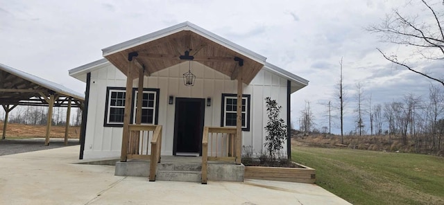 view of outdoor structure with an outbuilding