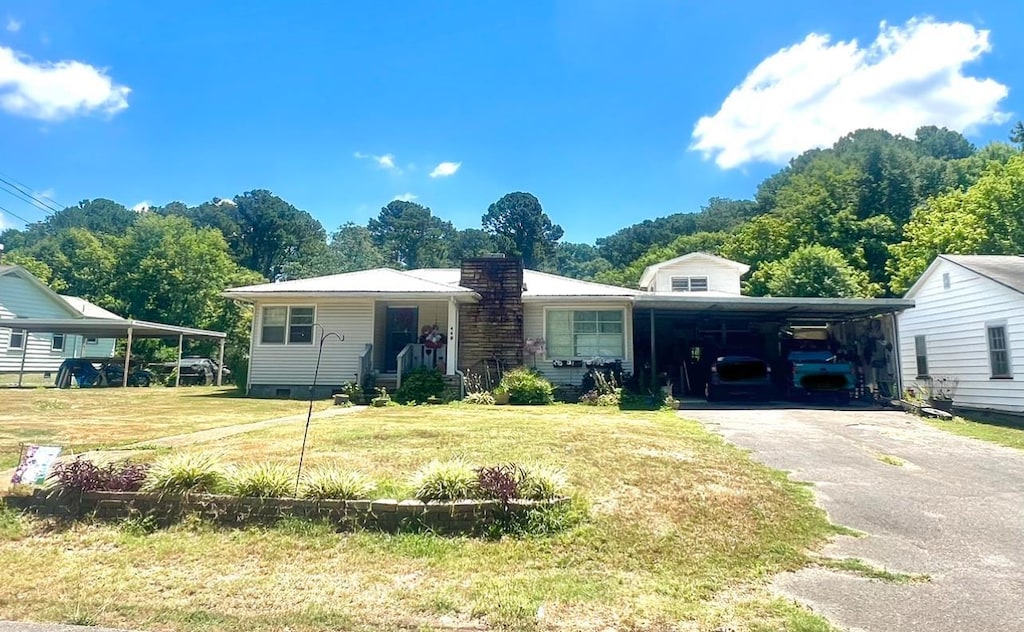 view of front of home featuring a front lawn and a carport