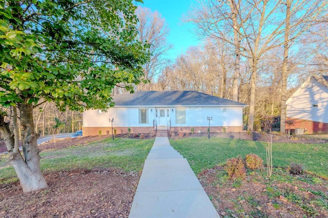 single story home featuring a front yard