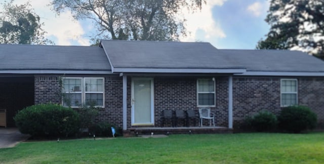 view of front of house featuring a front yard