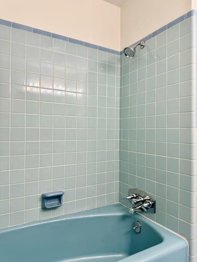 bathroom featuring tiled shower / bath