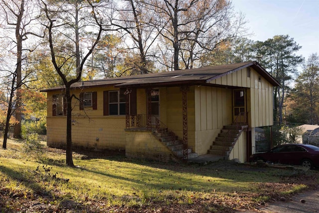 view of front of house with a front yard