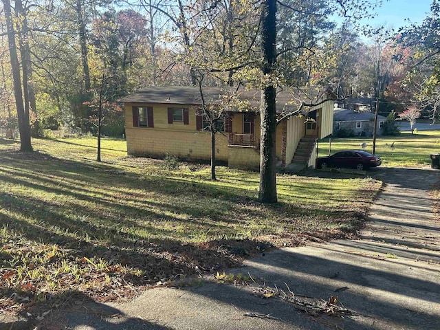 ranch-style house featuring a front lawn