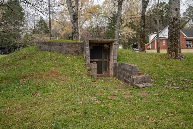 view of yard featuring an outdoor structure