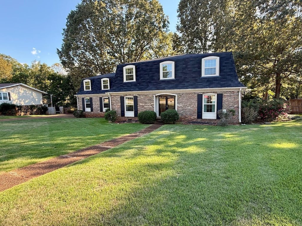 view of front of property with a front yard