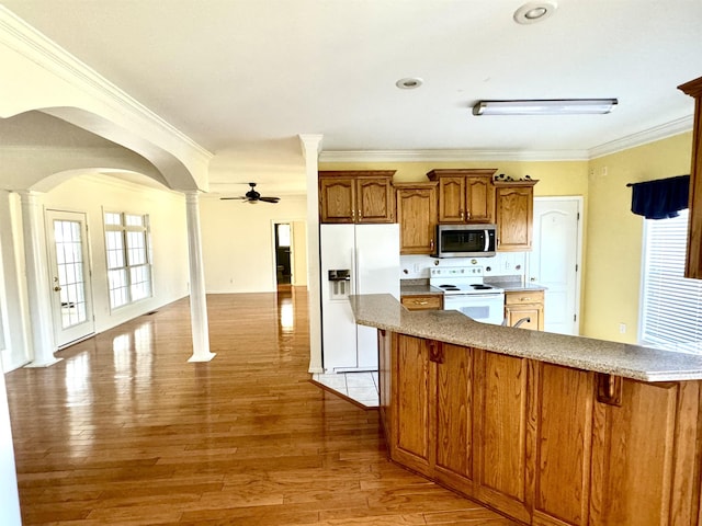 kitchen featuring crown molding, light hardwood / wood-style flooring, ceiling fan, and white appliances