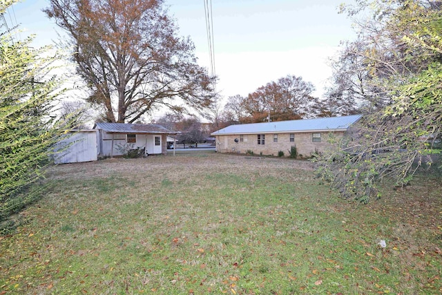 view of yard with an outdoor structure