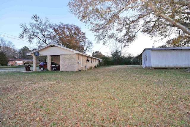 view of yard featuring an outbuilding