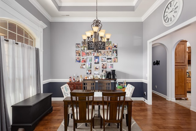 dining space featuring crown molding, dark hardwood / wood-style floors, and a notable chandelier