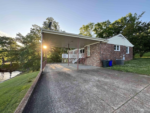 view of front facade featuring a front yard, a porch, and cooling unit