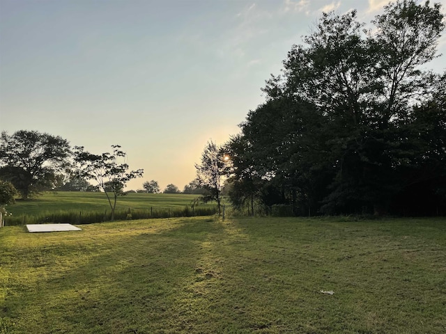 view of yard at dusk