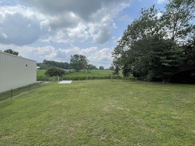 view of yard featuring a rural view