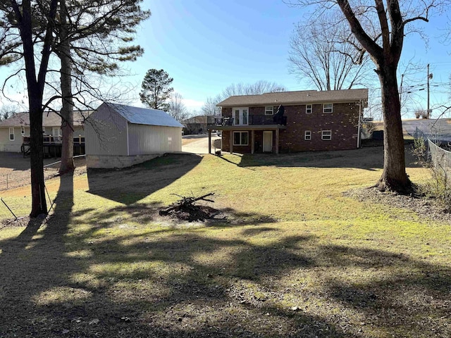 view of yard with an outdoor structure