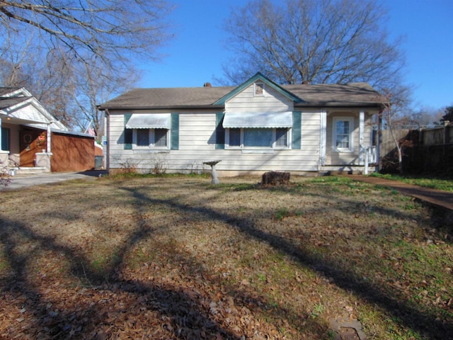 view of front facade featuring a front yard