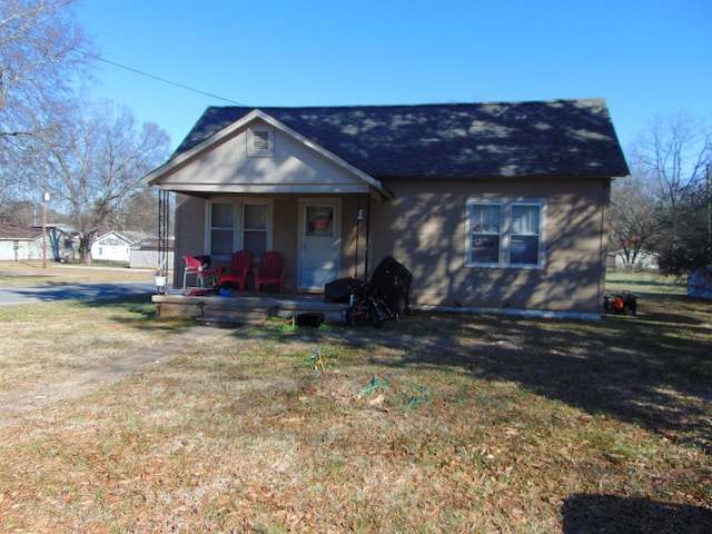 view of front of property featuring a porch and a front yard