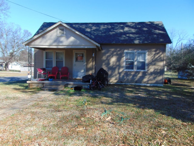 view of front facade featuring covered porch and a front lawn