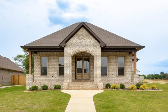 view of front of property featuring a front lawn