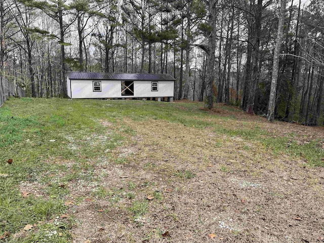 view of yard with an outbuilding