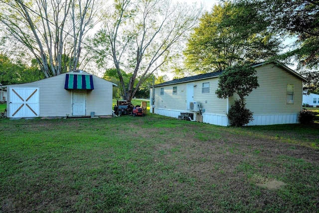 view of yard featuring an outbuilding