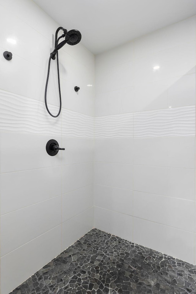 bathroom featuring tiled shower