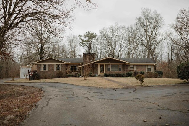 ranch-style house featuring a front lawn