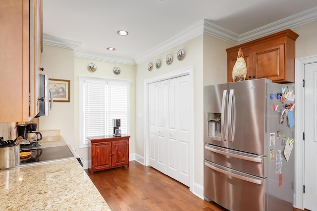 kitchen featuring light hardwood / wood-style floors, crown molding, range, and stainless steel refrigerator with ice dispenser