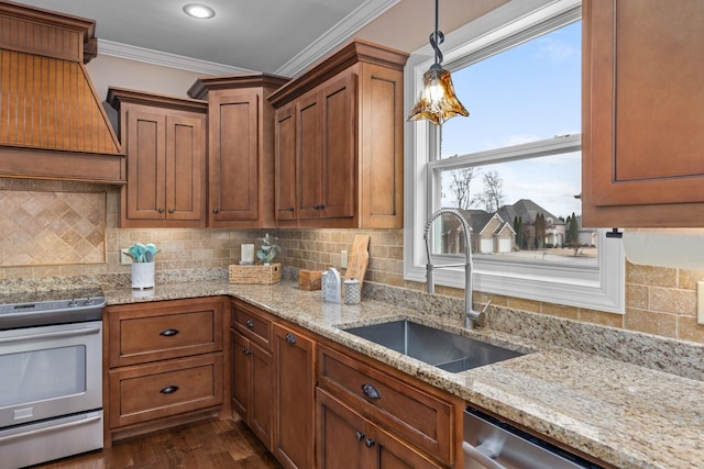 kitchen with premium range hood, dark wood-type flooring, a sink, appliances with stainless steel finishes, and crown molding