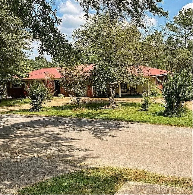 view of front of house with a front lawn