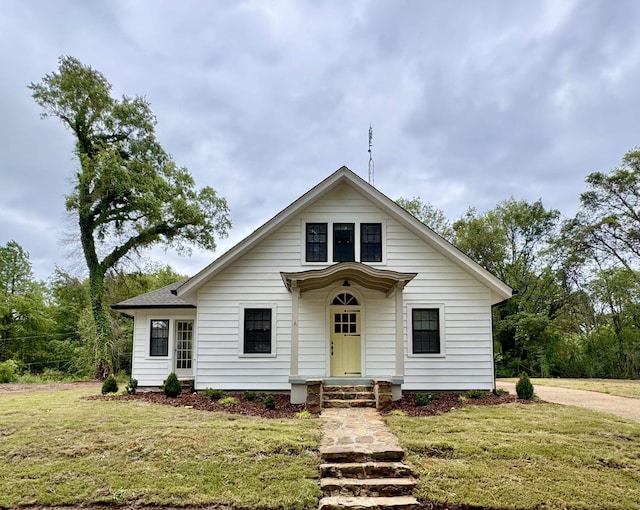 view of front of house with a front yard