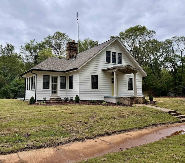 view of front of house featuring a front lawn