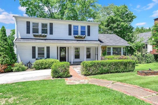 front of property with a front lawn