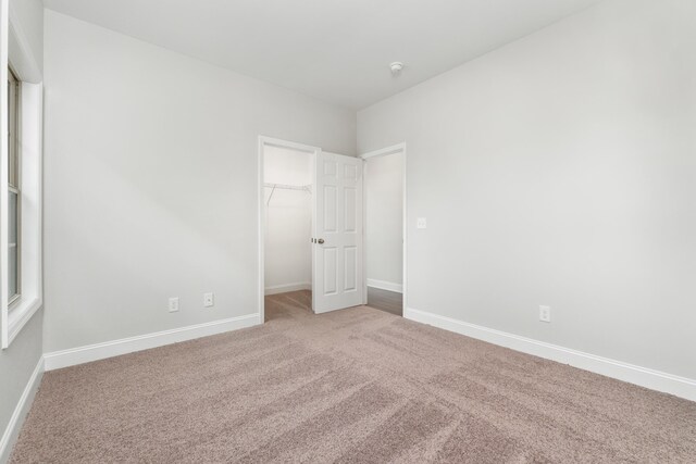 dining area featuring a notable chandelier, dark hardwood / wood-style flooring, and crown molding