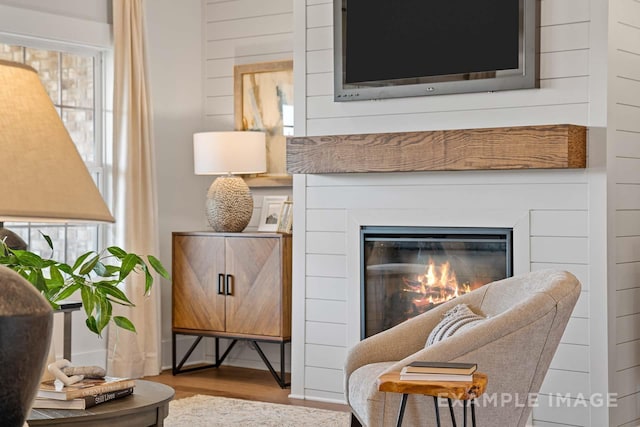 interior details with hardwood / wood-style floors