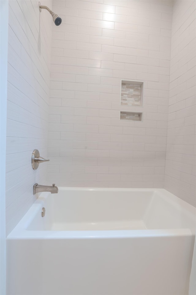 bathroom with tiled shower / bath