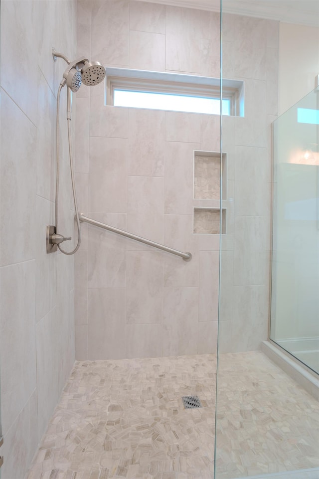 bathroom featuring a tile shower