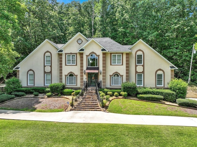 view of front of home featuring a front yard