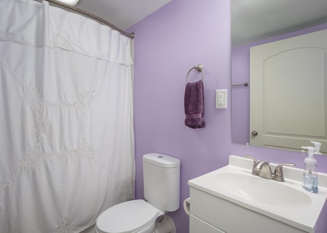 bathroom featuring a shower with curtain, vanity, and toilet