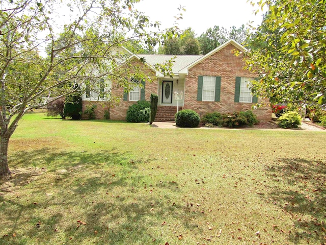 view of front of property featuring a front lawn