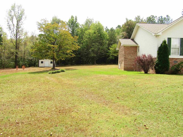 view of yard with a storage shed