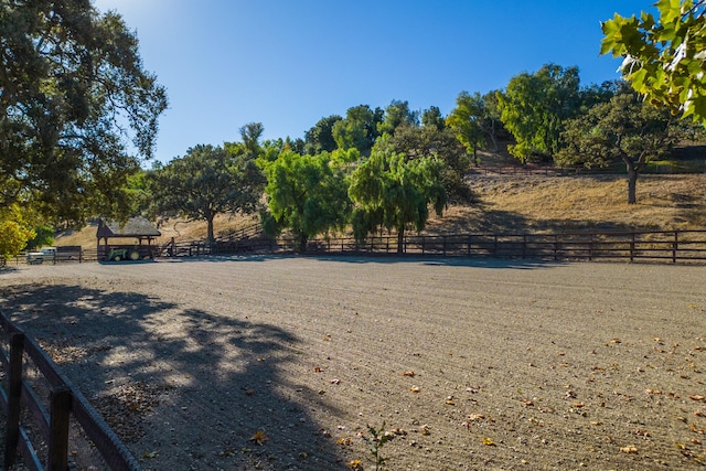 view of yard featuring a rural view