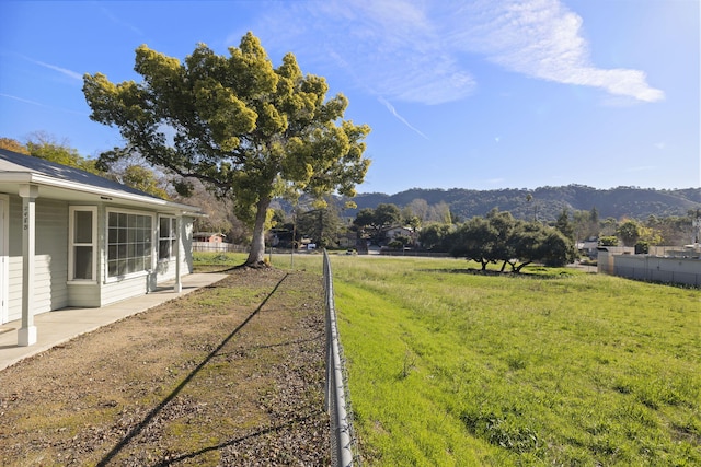 view of yard featuring a mountain view