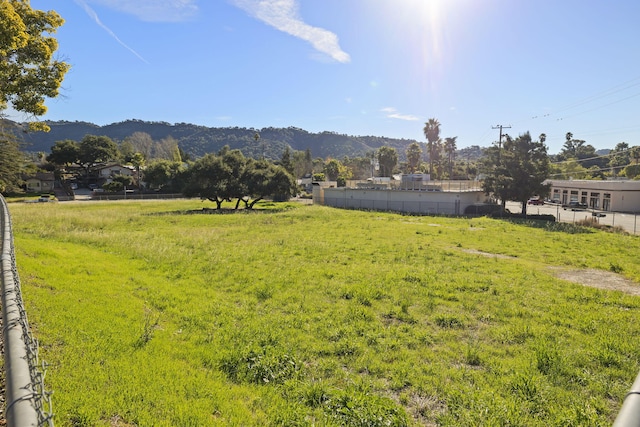 view of yard featuring a mountain view