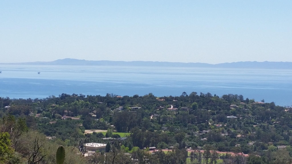 bird's eye view featuring a mountain view