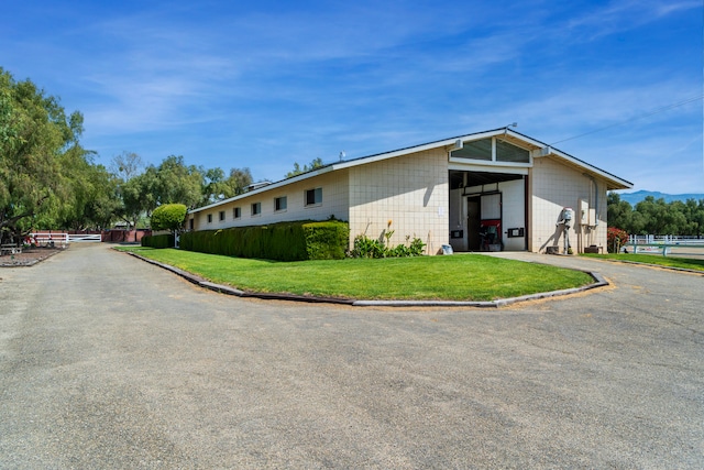 view of front facade with a front lawn