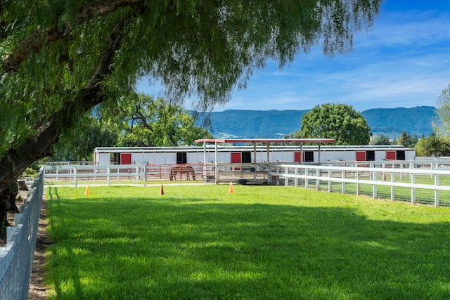 view of yard featuring a mountain view