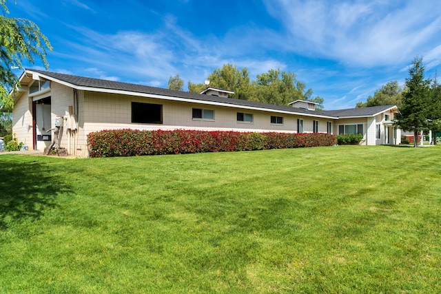 view of front of property featuring a front lawn