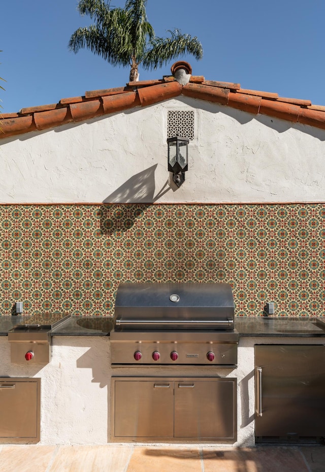 view of patio featuring a grill and an outdoor kitchen