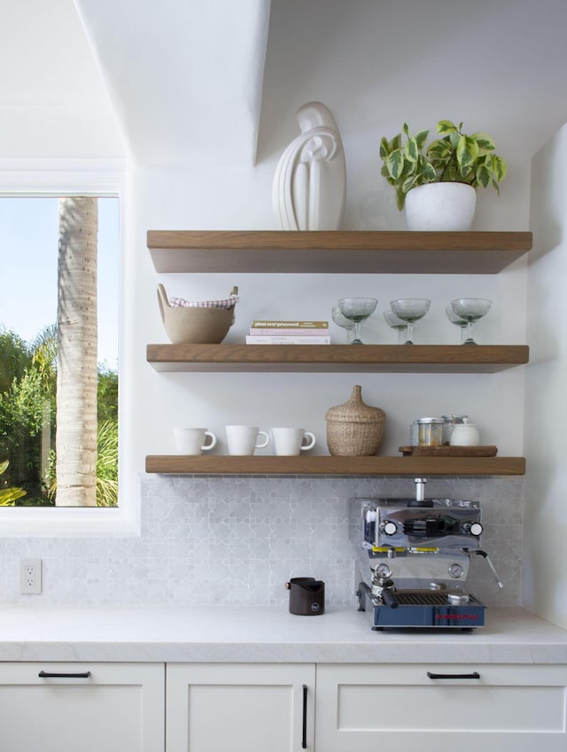 bar featuring backsplash