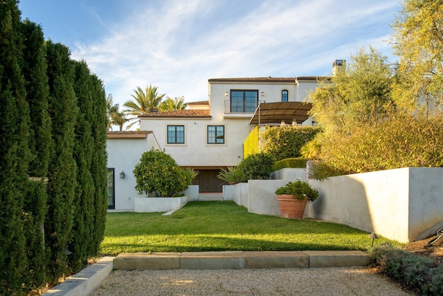 view of front of home featuring a front yard and stucco siding