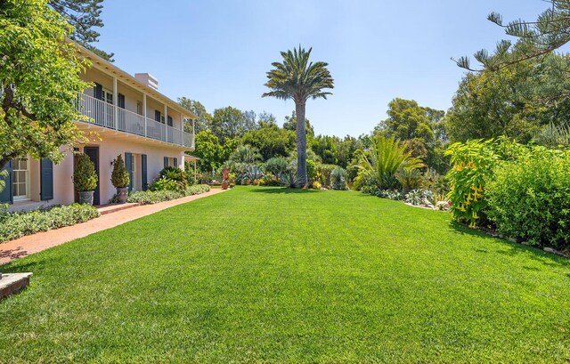 view of yard featuring a balcony